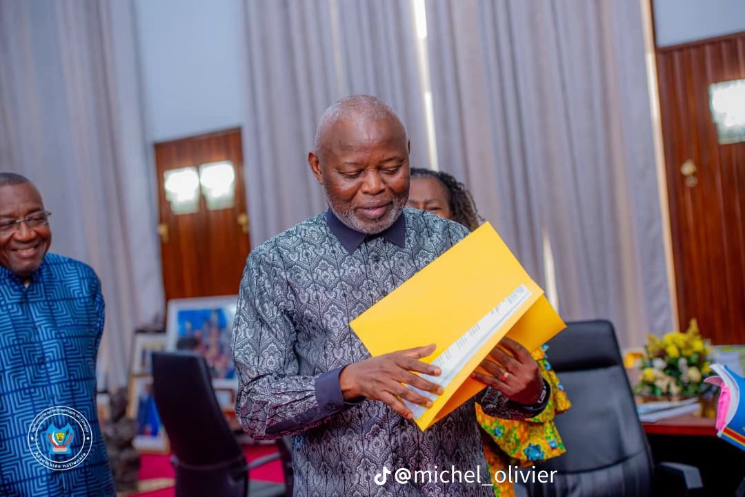 <a href="/Koffi0lomide/">Koffi Olomide</a> : Le Pacificateur <a href="/VitalKamerhe1/">Vital Kamerhe</a> 
<a href="/heritierwata29/">Heritier Watanabe</a> : Il était, il est, il sera tjrs Pacificateur, 
<a href="/fallyipupa01/">Fally Ipupa</a> : Le Pacificateur Jusqu'au bout 
<a href="/ferregola/">Ferre Gola</a> : Le Pacificateur VK
Seuls les politiciens n'ont rien encore compris. Mwalimu un jour, Mwalimu pour toujours💪