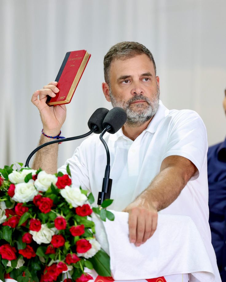 arunruby08's tweet image. जो @RahulGandhi को 
सलाह दिए जा रहे हैं
वो यही नहीं समझ रहे कि 
&quot;समझना&quot; आपको है राहुल को नहीं

वो तो सच और साहस से जनहित की लड़ाई लड़ ही रहा है

आप अपने &quot;हित&quot; की लड़ाई कब लड़ेंगे

राहुल संविधान में भरोसा रखने वाले
बुद्धिजीवी विचारकों का सेनापति है.
जबकि सामने वाला मूर्खों का राजा