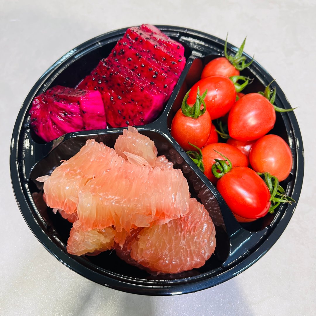 今日の夕食はナッツサラダとフルーツ。