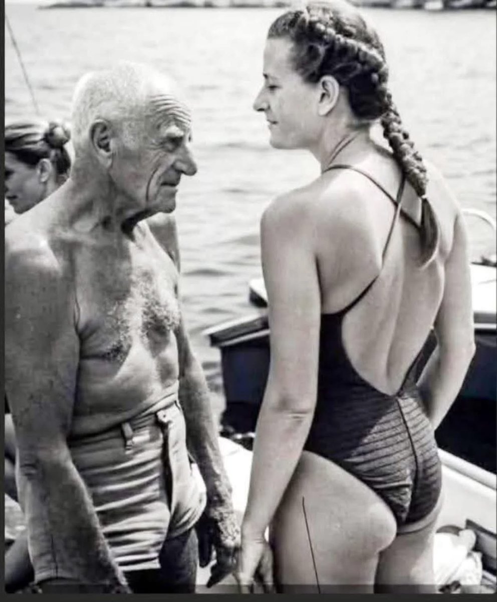 En 2009, el famoso apneísta italiano Enzo Maiorca estaba buceando con su hija Rossana cerca de la costa de Siracusa cuando ocurrió algo realmente especial.

Mientras descendía más y más en el agua, Enzo sintió de repente un suave toque en la espalda. Al darse la vuelta, vio un