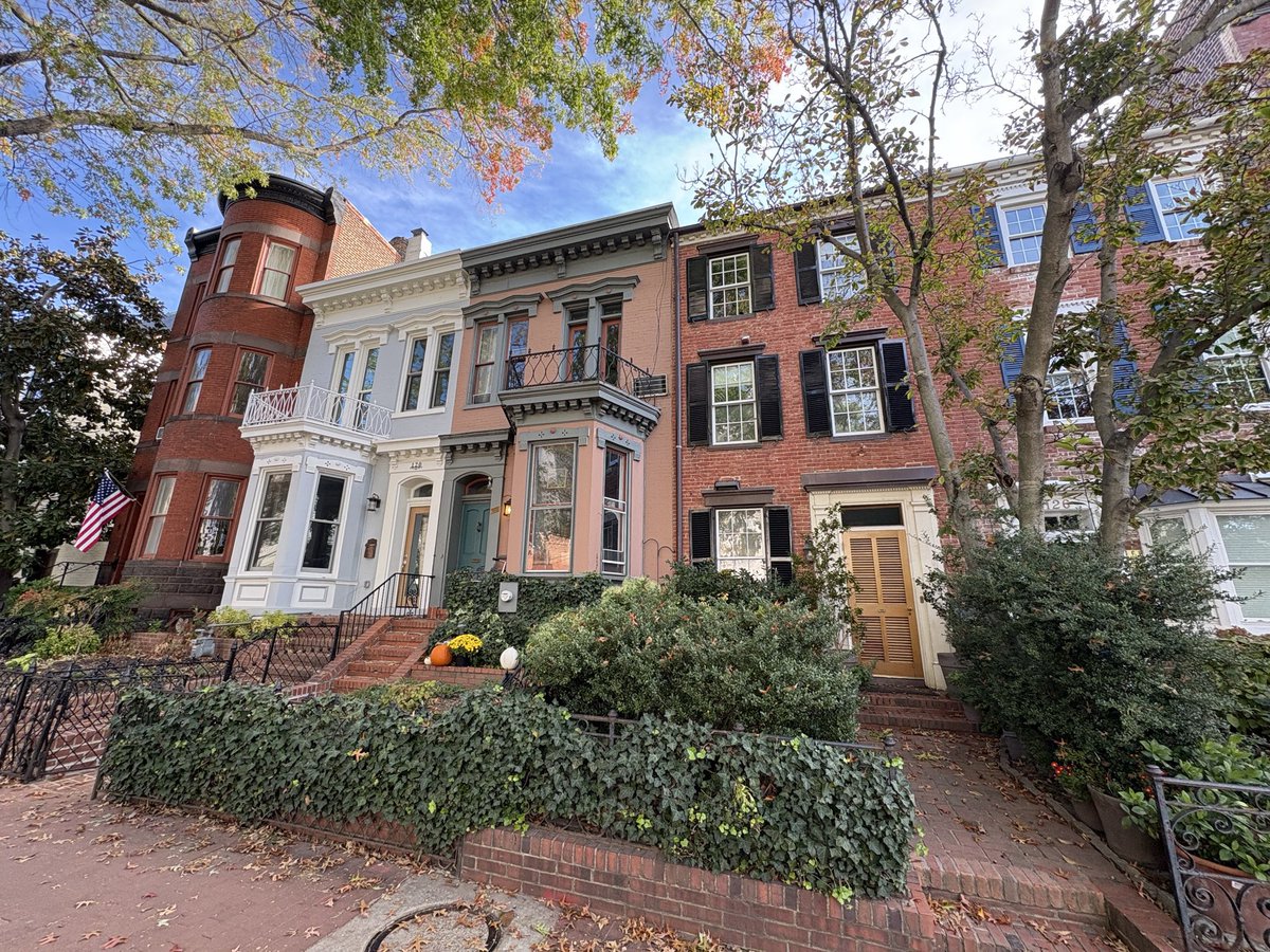 bobbyfijan's tweet image. &quot;I honestly think if rowhouses here on Capitol Hill were $300,000 &amp;amp; you could buy one if you had a normal job 80-90% of people (who move to DC) would do that”

Thats my company goal: Building rowhomes designed for families, so people can move to the City, have kids and STAY
🇺🇸🇺🇸