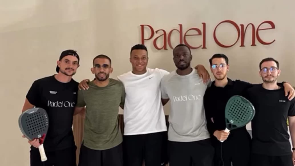 🔴 𝗞𝗬𝗟𝗜𝗔𝗡 𝗠𝗕𝗔𝗣𝗣𝗘́ 𝗘́𝗧𝗔𝗜𝗧 𝗔̀ 𝗗𝗨𝗕𝗔𝗜̈ 𝗣𝗘𝗡𝗗𝗔𝗡𝗧 𝗔𝗭𝗘𝗥𝗕𝗔𝗜̈𝗗𝗝𝗔𝗡 – 𝗙𝗥𝗔𝗡𝗖𝗘 ! 🤯

Censé passer des examens avec le Real Madrid suite à son inflammation avec la cheville, il a été aperçu dans un club de padel. 🧐