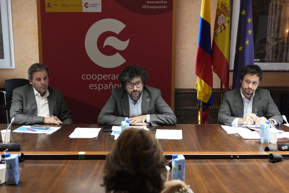 España reafirmó el papel de Colombia como su socio estratégico. Esta es la tercera vez que nuestro país renueva su marco de cooperación con España. El encuentro fue acompañado por nuestro embajador Eduardo Ávila; la directora de Europa, Patricia Cortés; y la directora de