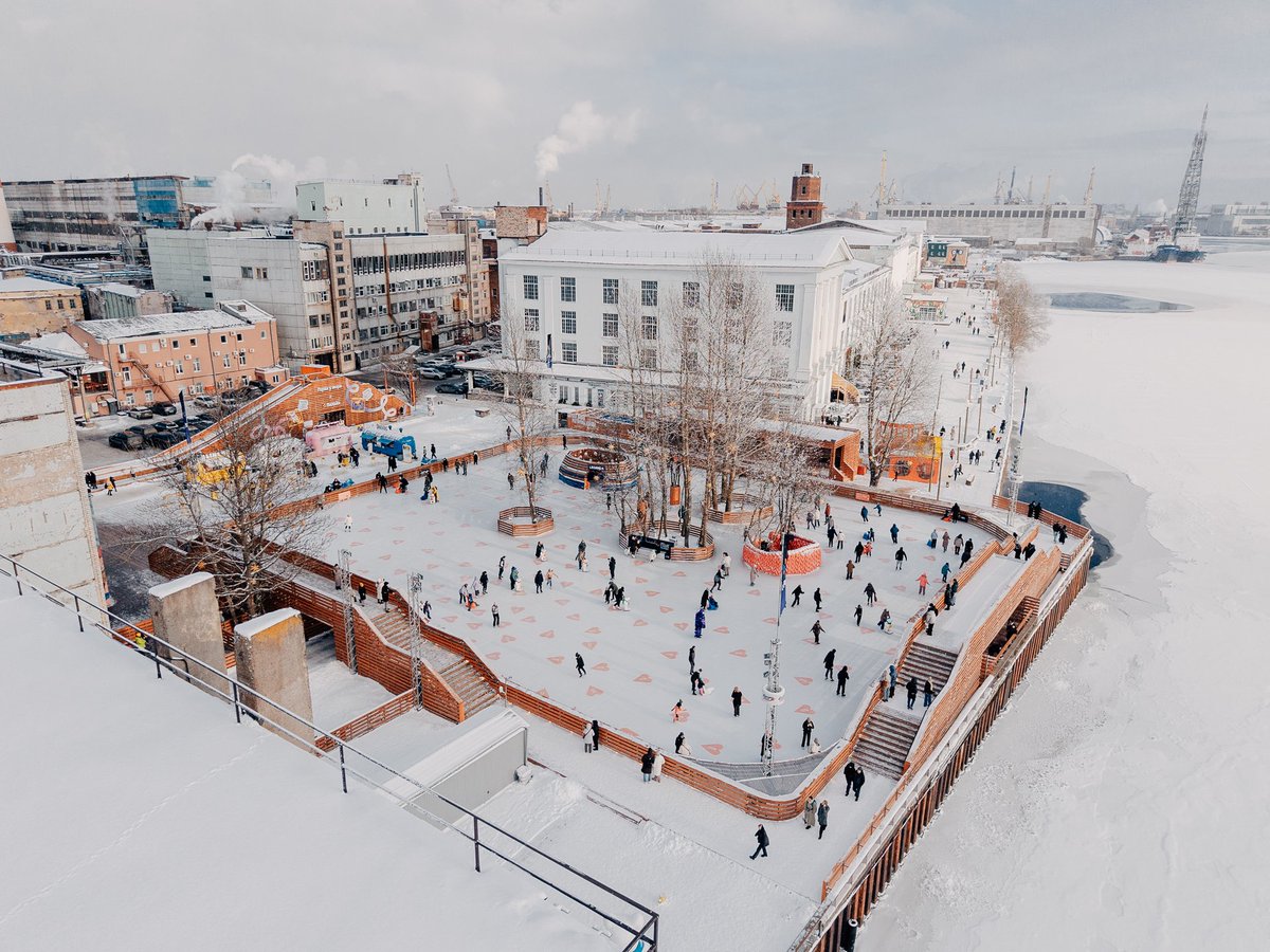 Узнали дату открытия катка в «Севкабель Порту» — идем кататься на коньках уже 21 ноября! На ледовом поле площадью 2200 квадратных метров смогут поместиться 280 человек (берите всех своих друзей!), а после — восстановить силы простой (чтобы удобно есть… oml.pw/1jabndki9
