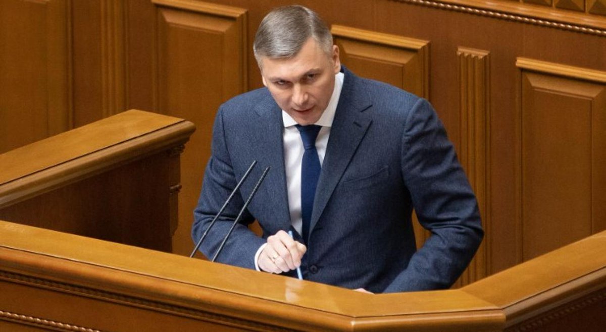 Ще одна огидна сенсація - дружина голови ДБР Олексія Сухачова отримувала зарплату в Енергоатомі та "Операторі ринку" під Міненерго. Причому зарплата була 375 000 грн на місяць, що більше, ніж заробляв її чоловік.
Знаєте, що це означає - що голова ДБР був матеріально зацікавлений