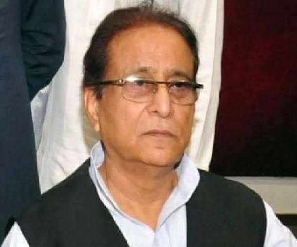 Sachendra1027's tweet photo. आज़म ख़ान साहब का मामला सिर्फ़ एक व्यक्ति का मामला नहीं है
यह भारत के लोकतांत्रिक ढाँचे, राजनीतिक आचार, सत्ता की जवाबदेही और न्यायिक प्रक्रिया की निष्पक्षता पर एक गंभीर सवाल है।

77 साल के दिलेर आज़म खान साहब 55 दिनों पहले जेल से रिहा होकर घर आए थे. उन्होंने पूरी दुनियां के सामने भारतीय न्याय व्यवस्था नंगा कर दिया था, बकौल आज़म खान साहब "जेल में खाना जो खाना दिया जा रहा था उसे कोई कुत्ता भी खा सकता."

आज़म खान ने कहा अब पहले मैं अपना इलाज कराना चाहता हूँ, क्यों कि मैं काफी बीमार हूँ. 
लेकिन डबल पैनकार्ड बनाने के आरोप में आज़म खान और उनके बेटे अब्दुल्ला को सात साल की सज़ा सुनाकर जेल भेज दिया गया. 
प्रो जी एन साई बाबा के साथ कुछ यूंही क्रूरता हुई थी।

योगी आदित्यनाथ अपने ऊपर लगे सभी मुकदमों को सीएम बनते ही बर्खास्त कर दिया. प्रधानमंत्री नरेंद्र मोदी जी डिग्री मिल नही रही है. स्मृति ईरानी को अपनी डिग्री दिखानी चाहिए. सत्ता में बैठकर खुद को यह लोग बचा रहे हैं. 

एक बीमार बूढ़े नेता को जेल भेजा जा रहा है. क्या सच में देश में लोकतंत्र है ? 
आज़म खान जी के साथ जो हो रहा है उसकी जड़ गोलवलकर के राष्ट्र कल्पना में है .... ।

यह भयावह है, अलोकतांत्रिक है, अमानवीय है।