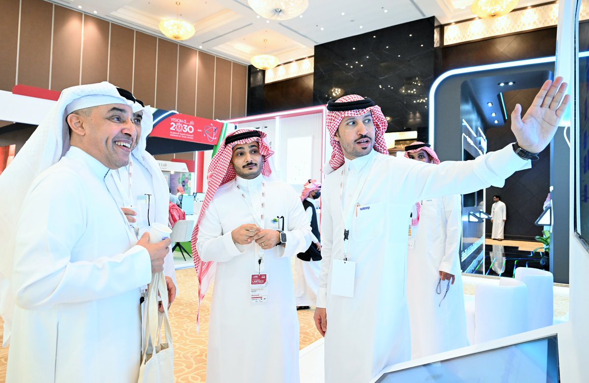 Jics_2100's tweet image. شهد اليوم الثاني من مؤتمر #LabTech_2025 زخمًا علميًا ثريًا، شملت جلسات علمية، وورش عمل نوعية، وملصقات بحثية مبتكرة، ونقاشات علمية  فتحت آفاقًا جديدة من الأفكار والابتكارات في المجالات العلمية والصناعية والصحية، وتقنيات المختبرات الحديثة.
#LabTech2025
 #JICS 
#Jazan