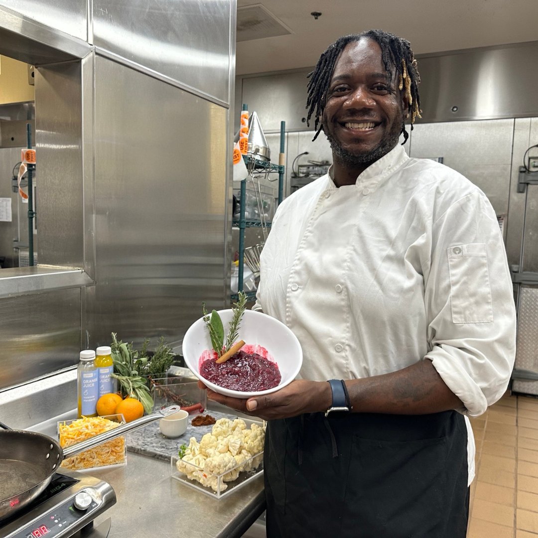 AlamedaHealth's tweet photo. This Thanksgiving, give your classics a healthy twist! Our very own Chef Craig Smith shows how small changes to mac &amp; cheese and cranberry sauce can make them lighter without losing flavor. Ready to try fresh, flavorful recipes? Learn more: https://t.co/TnhGTsscdx https://t.co/MlIpq9vFoq