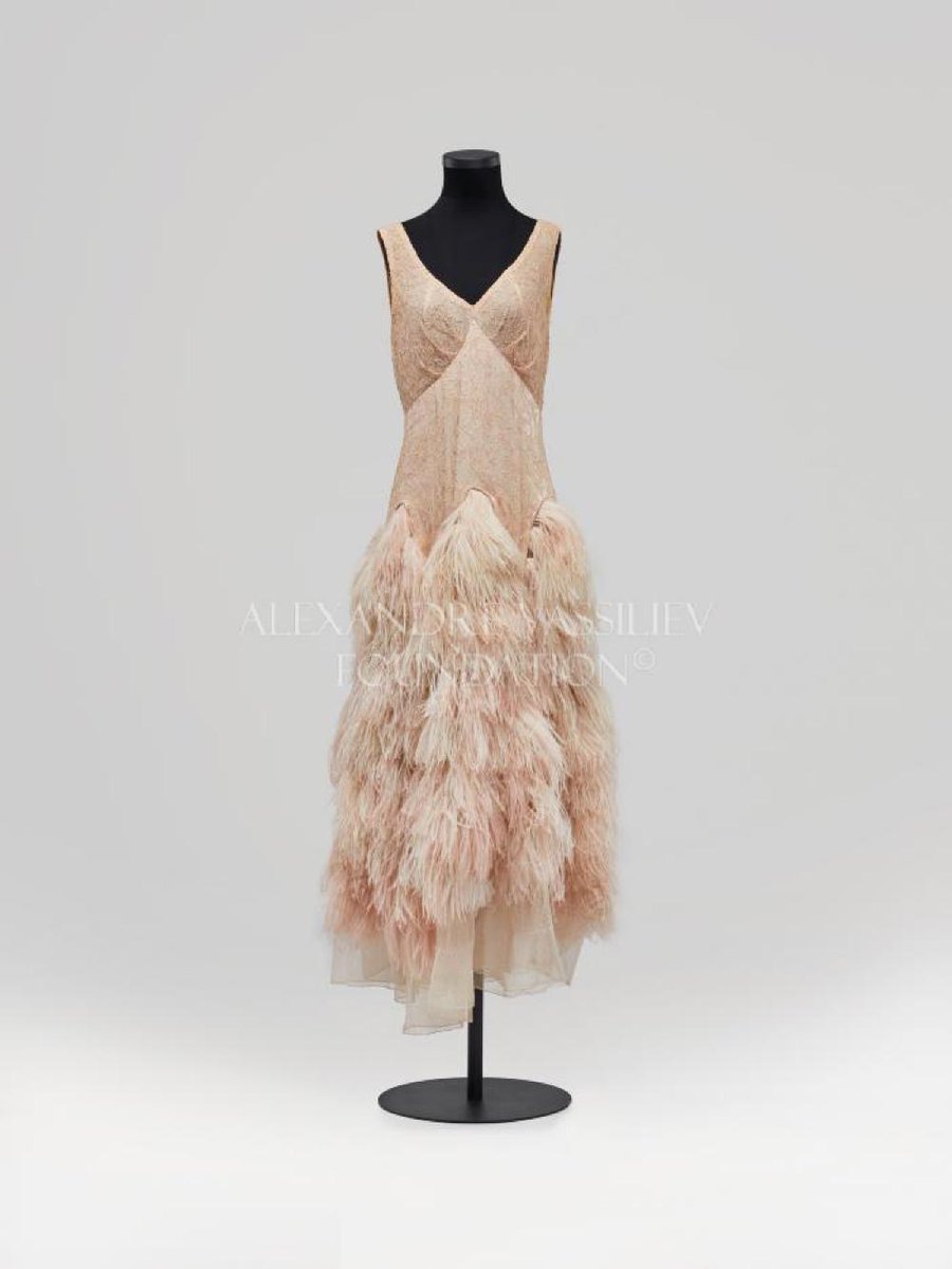 vickyhaddock's tweet image. This week&apos;s #TwentiesTuesday garment is this truly gorgeous c. 1927 evening dress. Made from pale pink machine lace, with a skirt of ostrich feather appliqué, whoever wore this dress must have looked like a Hollywood starlet! Alexandre Vassiliev Foundation. #fashionhistory