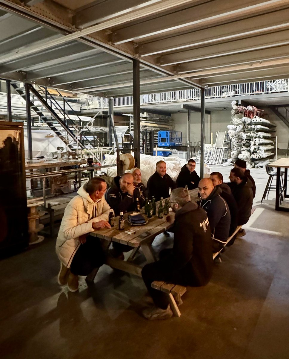 Afgelopen vrijdag was het weer tijd voor dé Huisman #traditie: kip eten! 😋🍗 Het hele team bij elkaar, een gezellig drankje erbij en het met elkaar over andere dingen hebben dan werk. De kleine dingen vieren met de allerlekkerste kip, dat is wat ons betreft #Simplythebest! 💙