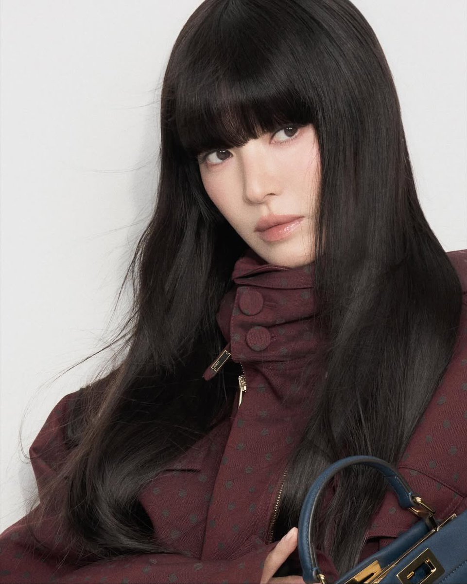 dear__kyo's tweet photo. 2025.11.18. #SongHyeKyo
#송혜교 인스타그램 게시물 #교스타그램 ♡
📝 @/fendi #fendipeekaboo 👝& B-cut
📷 @/hongjanghyun https://t.co/e1d3YdgF5D