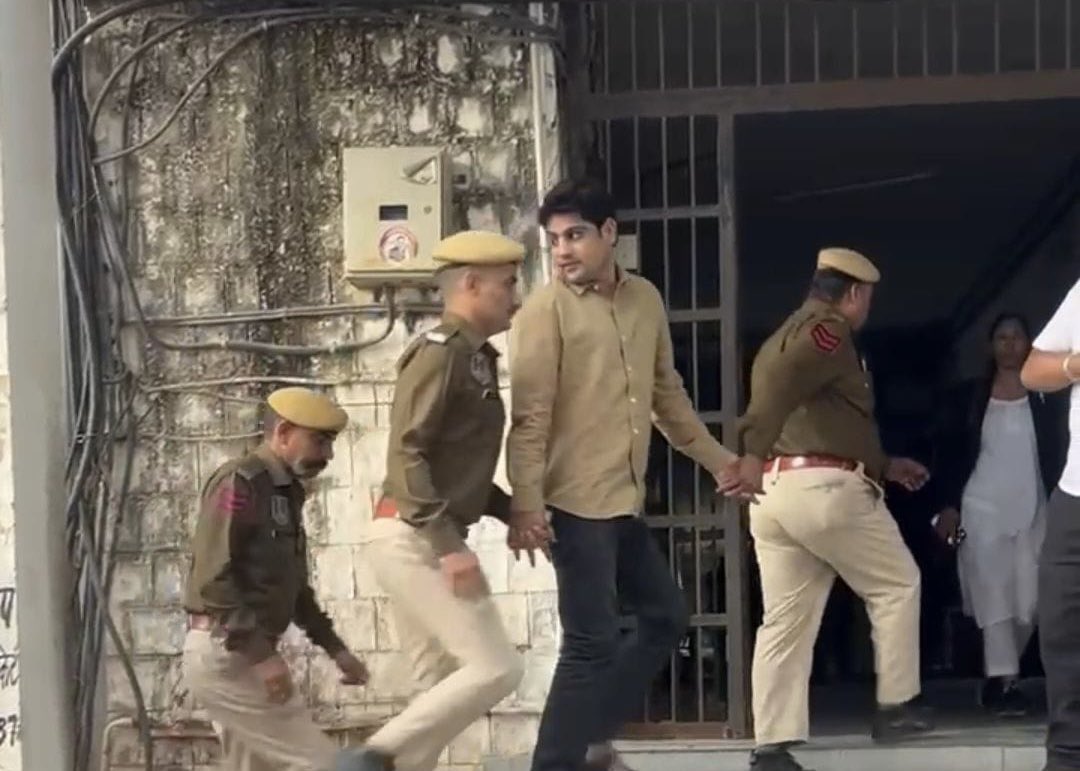 पिछले दिनों राजस्थान विश्वविद्यालय में RSS के शस्त्र पूजन कार्यक्रम के विरोध के कारण सरकार के इशारे पर पुलिस प्रशासन ने हम पर कई मनगढ़ंत धाराओं में मुकदमे दर्ज किए, जिनके चलते हम सबको जेल तक जाना पड़ा।

आज उसी प्रकरण में मुलज़िम बनाए गए NSUI के राष्ट्रीय कोऑर्डिनेटर, हमारे