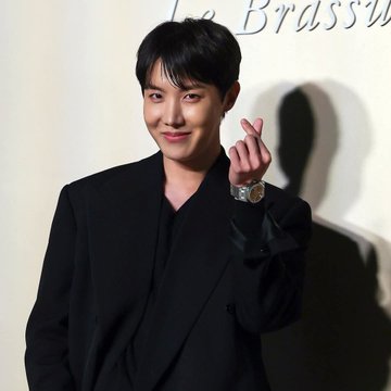 mhereonlyforbts's tweet photo. The fact that the (Audemars Piguet) headquarter in Switzerland added the South Korean flag up just for honor hobi's for his visit, them adding hobi jitb album in their Dubai headquarters, omg his impact🔥

J-HOPE AP FAMILY
J-HOPE X AUDEMARS PIGUET
#jhopexAudemarsPiguet #jhope https://t.co/VIxg0B6dgq