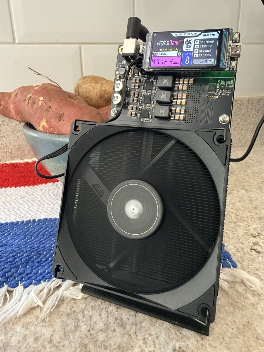 arquiguru's tweet image. Hoy tenemos taller de minería casera con @peztresojos 

Vamos a iniciar a 25 mineros caseros en el soberano arte de la lotería minera

Además vamos a tener disponibles equipos Bitaxe y NerdAxe++ de @BitronicsStore para la venta