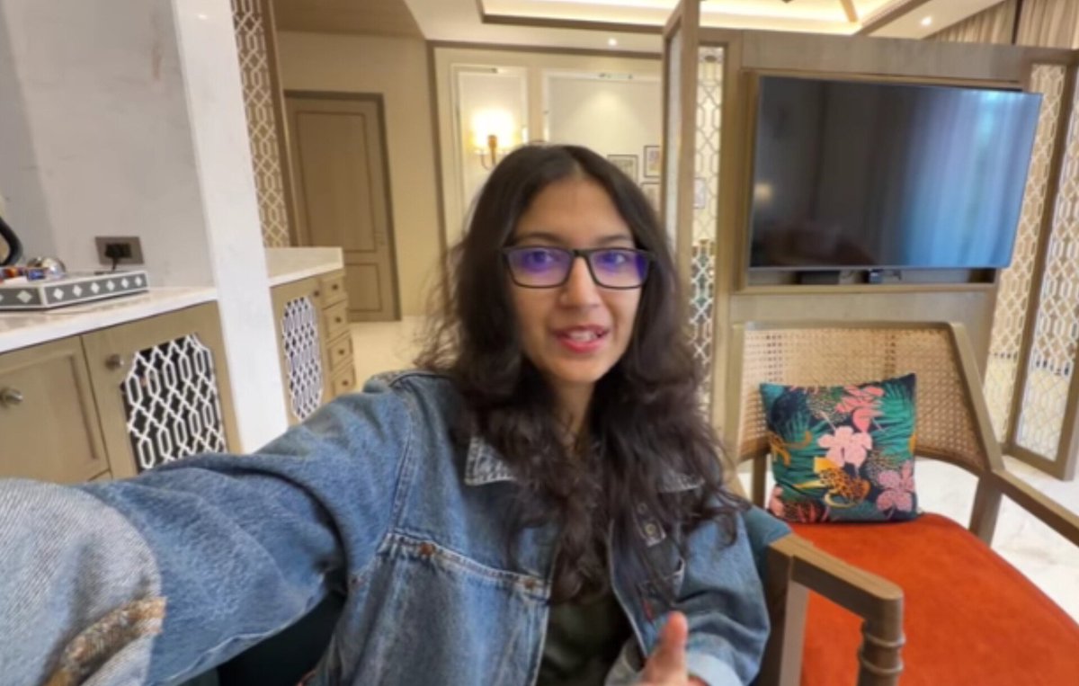 The_harsh_ydvv's tweet image. मशहूर यूट्यूबर सौरभ जोशी की होने वाली  पत्नी avantika bhatt है देख लीजिये ये है 

बहुत दिनों से यूट्यूब पर फेस मास्क लगाकर खूब View&apos;s बटोरे सोरभ जोशी ने अपने ब्लॉग में 

आज खुद उन्होने और उनकी होने वाली पत्नी ने अपने ब्लॉग में फेस रिवील किया है और सबको बताया है

#Sauravjoshi