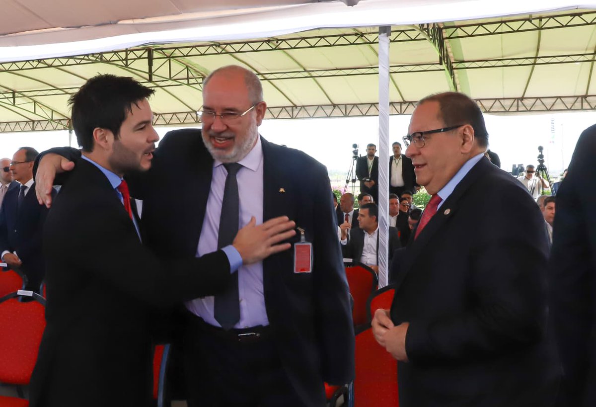 🚑El ministro <a href="/WalterGCpy/">Walter Gutiérrez</a>, acompañó esta mañana al Presidente <a href="/SantiPenap/">Santiago Peña</a> y la Primera Dama, <a href="/LetiOcamposP/">Leticia Ocampos</a> , al acto de entrega oficial de las primeras 48 Ambulancias, donadas por <a href="/itaipuparaguay/">ITAIPU Binacional Py</a>.

#GobiernoDelParaguay 🇵🇾