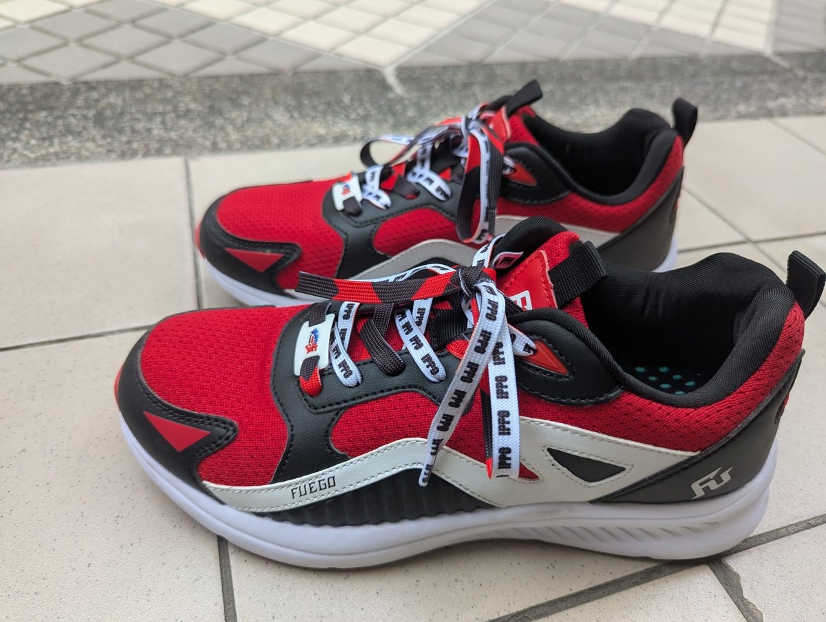 YuanHai_boxing's tweet image. 《第一神拳》（はじめの一歩）
はじめの一歩×FUEGO 幕之内一歩Ver.訓練鞋
第一神拳聯名的鞋子🤩
下訂單後，非常迅速就收到了
穿起來非常舒適！！
期待11/18的第二波聯名活動🎉

#第一神拳 #はじめの一歩
#Fuego