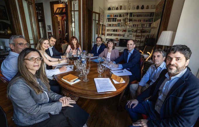 A los mafiosos no se les permite reunirse con sus cómplices, clientes y subordinados en la cárcel para seguir organizando las actividades en las que delinquieron. Por qué a Cristina, sí?