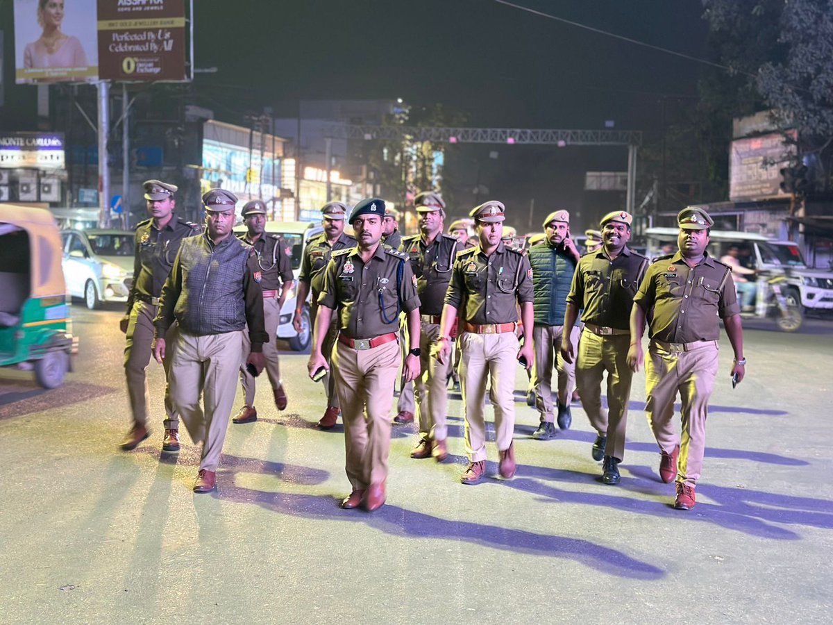 dcpcentrallko's tweet photo. #Lucknow_Police
@LkoCp के निर्देशन में @dcpcentrallko के नेतृत्व में #सुरक्षा_व्यवस्था हेतु।#ACP_महानगर व थाना महानगर पुलिस टीम द्वारा #मॉल/वाहन/#मार्केट/#मार्गों/#चौराहों/ रेलवे स्टेशन पर #पैदल_गश्त/सघन चैकिंग कर रखी जा रही सतर्क दृष्टि।
 
@112UttarPradesh
@dgpup @adgzonelucknow https://t.co/T5AMoscP9A