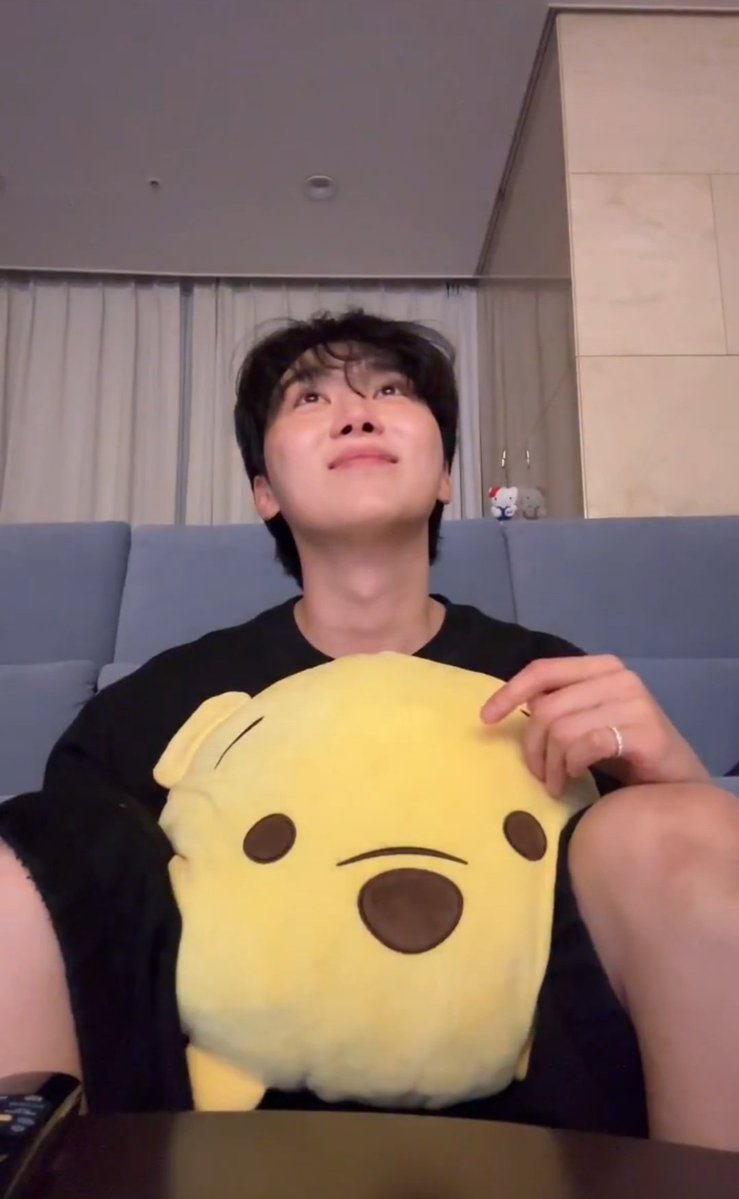 kidultvrse's tweet image. guys look at his face 😭😭