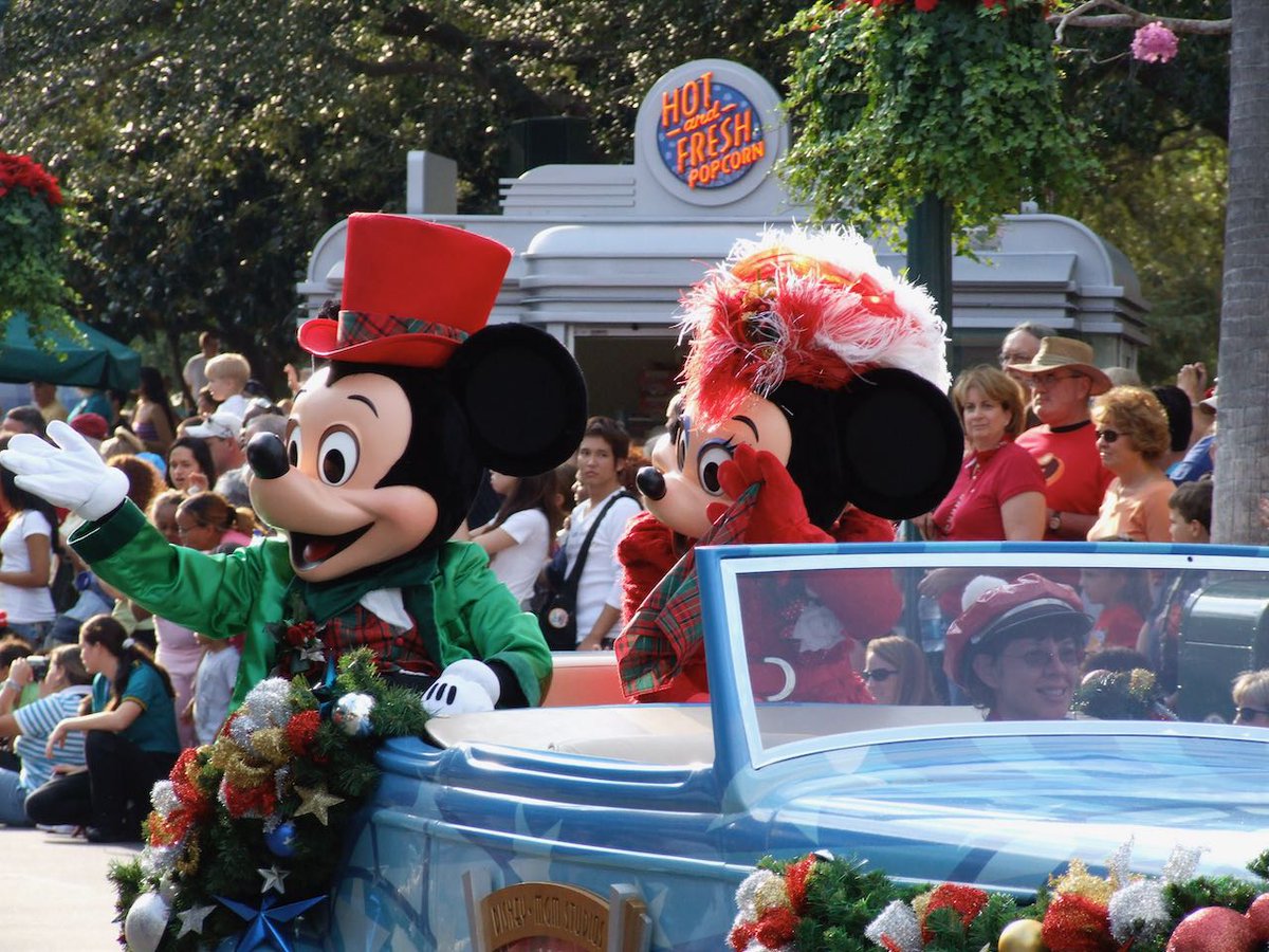 LikeaMouseTips's tweet image. Disney Christmas 2007-Mickey &amp;amp; Minnie, Mike &amp;amp; Sully in the Stars and Cars motorcade iat  Disney-MGM Studios. It was a fun parade. Photos courtesy the Santa System SantaSystem.com