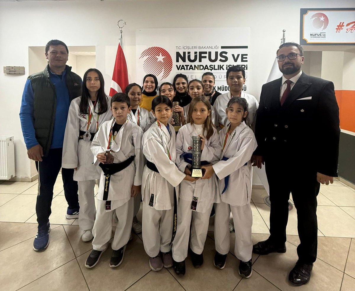 15.Dünya Shotokan Stil Karate Şampiyonasında ülkemizi gururla temsil eden sporcu öğrencilerimiz,antrenörleri Kadir YILMAZ ile birlikte Pasaport Birimimizi ziyaret ettiler.Sporcularımıza başarılarının devamını diliyoruz.
<a href="/tcmuglavaliligi/">Muğla Valiliği</a> 
<a href="/idrisakbiyik/">Dr. İdris AKBIYIK</a>
<a href="/UtkuCandan10/">Utku Candan</a>
<a href="/SenolCALIKAN/">Şenol ÇALIŞKAN</a>