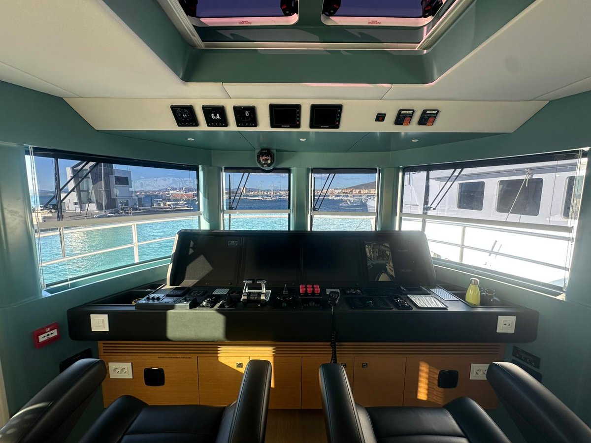 Solarglide's tweet image. ⚓ Keeping cool in style 😎 Solarglide just fitted four premium solar screens onboard the stunning MY Mama Luna off the coast of Spain. Designed to protect passengers and crew from glare and heat while enjoying the view. 

Lovely job Solarglide engineers 👏👏👏

#YachtLife…