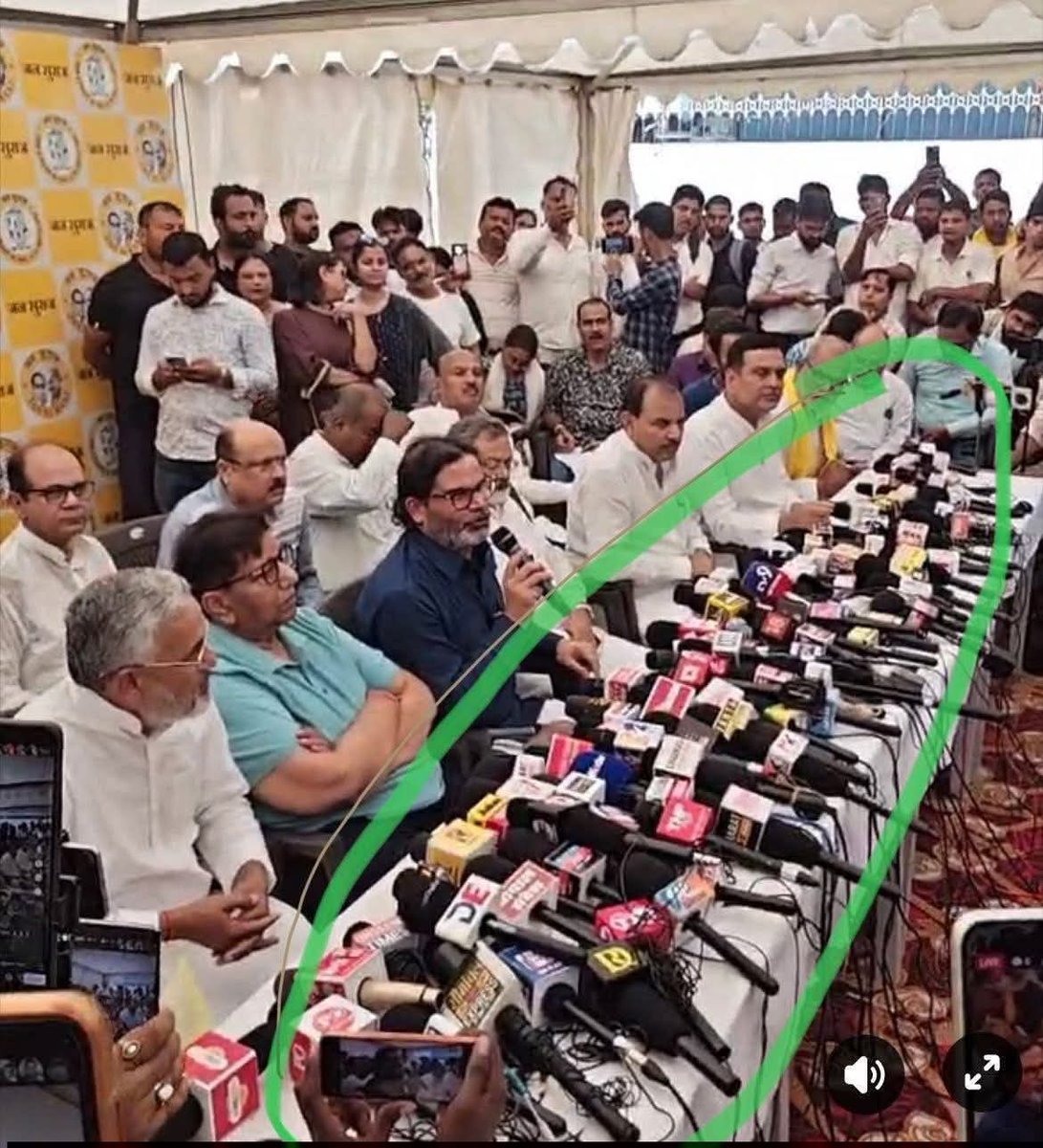 appuaman's tweet image. एक तस्वीर फर्जी पांडे किशोर की तबकी है जब मीडिया तन्त्र के जरिये नैरेटिव फैलाया गया कि 243 जीत होगी मीडिया के माइक दिख जाएगा कैसे यूटूबर की बाढ़ लायी गयी थी और आज मीडिया के माइक की तस्वीरों से धरातल समझ आ गया होगा बिहार की जनता ने क्या करवा दिया है।

लोकतंत्र की जननी फर्जीओ को…