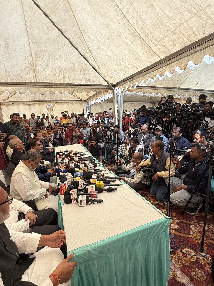 appuaman's tweet image. एक तस्वीर फर्जी पांडे किशोर की तबकी है जब मीडिया तन्त्र के जरिये नैरेटिव फैलाया गया कि 243 जीत होगी मीडिया के माइक दिख जाएगा कैसे यूटूबर की बाढ़ लायी गयी थी और आज मीडिया के माइक की तस्वीरों से धरातल समझ आ गया होगा बिहार की जनता ने क्या करवा दिया है।

लोकतंत्र की जननी फर्जीओ को…