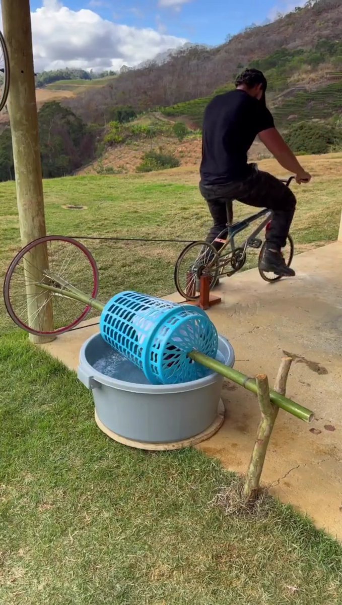 introvert1010's tweet image. Meanwhile, somewhere on Earth… a man discovered how to wash clothes and train for Olympics at the same time. 😂🚴‍♂️