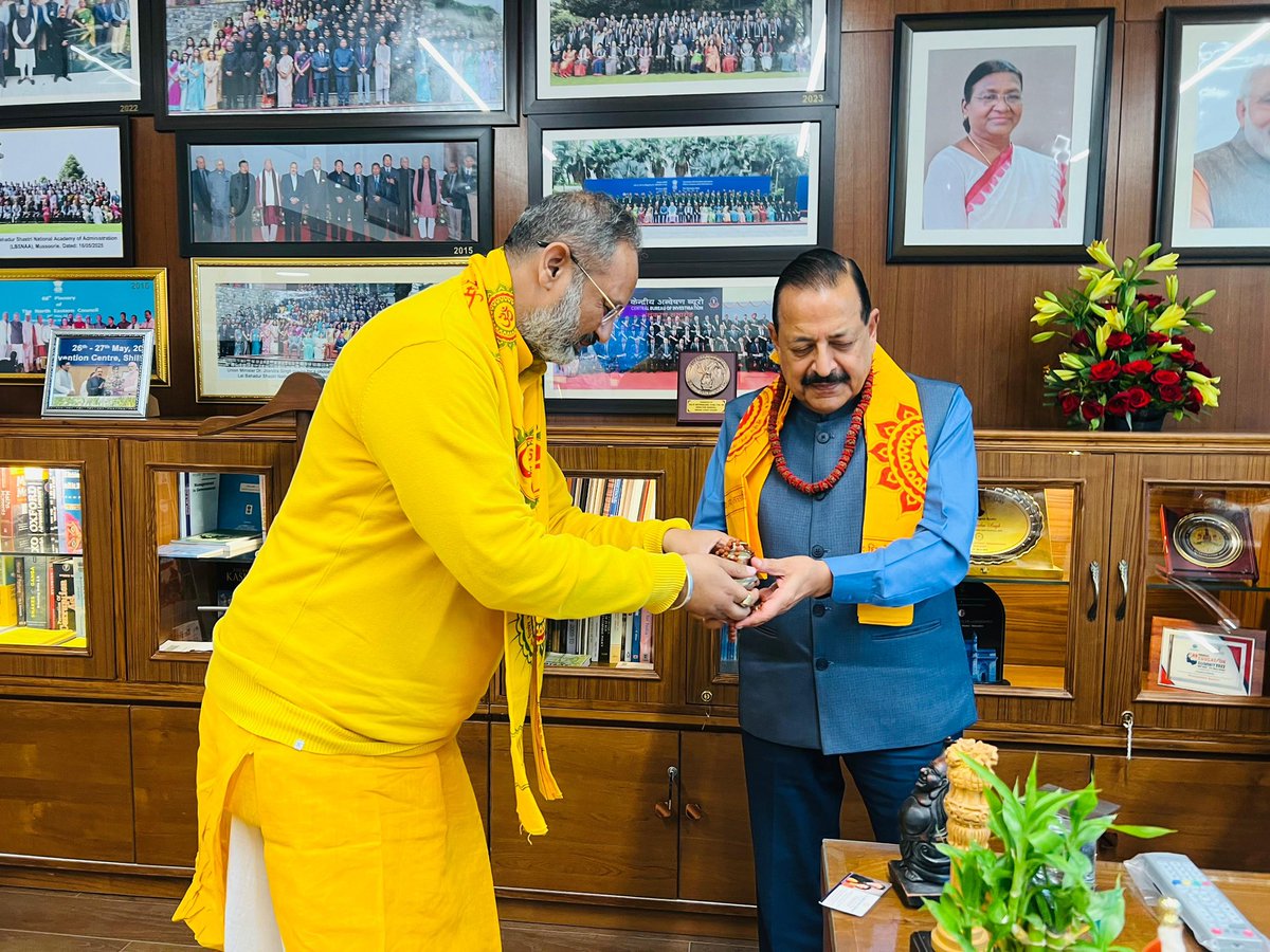 दिल्ली प्रवास के क्रम में भारत सरकार के माननीय कार्मिक, लोक शिकायत एवं पेंशन राज्य मंत्री डॉ. जितेन्द्र सिंह जी से सौहार्दपूर्ण भेंट हुई।

इस अवसर पर माननीय मंत्री जी को अंतरराष्ट्रीय युवा महोत्सव–2026 के लिए सादर आमंत्रित किया गया।

“Awaken–Arise–Act: Youth for a Divine Society”