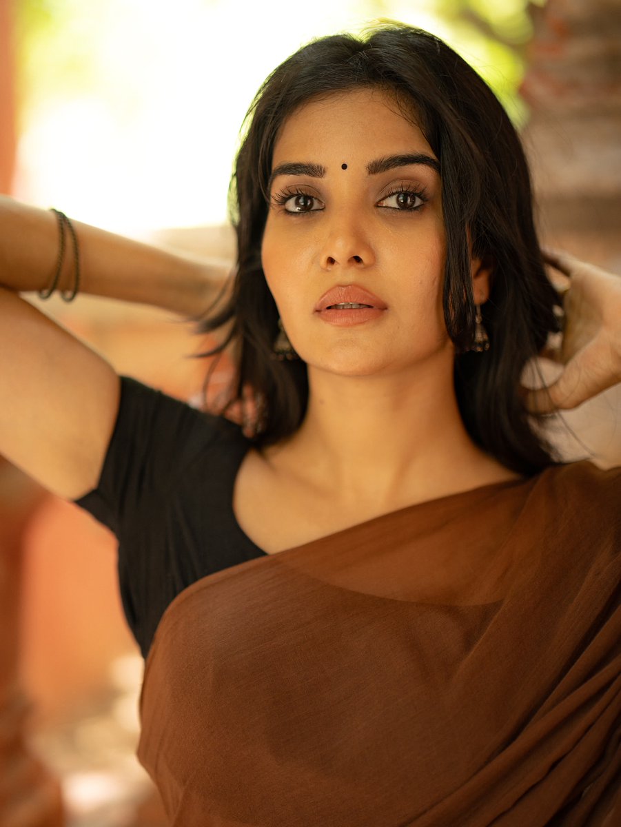 Weekendvibes_'s tweet image. Madhuri Jain 🖤🤎

#Madhuri #MadhuriJain