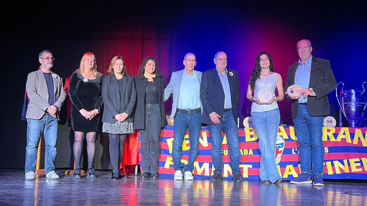 ConfePenyesFCB's tweet photo. 🎉 La @PBFoment va celebrar 70 anys d'història amb un acte multitudinari i molt emotiu a la seva seu!
🏆 La penya també va entregar els premis del seu IX Certamen Literari.

📲 https://t.co/8eigcAFCe5

🔵🔴 #FemBarçaFemPenya #ForçaBarça https://t.co/TVh5XhqQvN