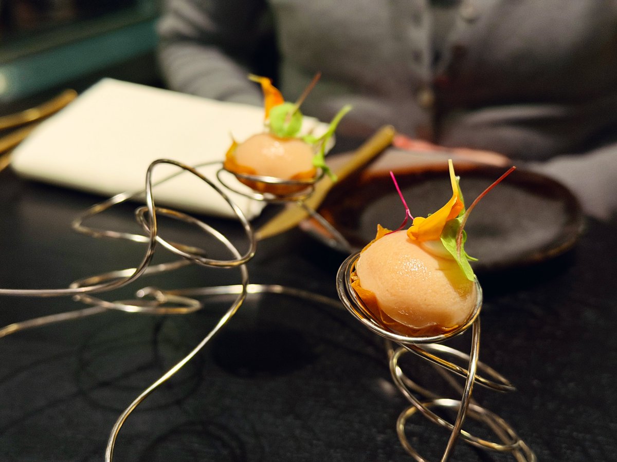 Was afgelopen week weer in Efteling-restaurant Mystique. Blijft bizar om zo'n exclusieve en verfijnde restaurantervaring te hebben op een steenworp afstand van waar ik zelf ooit kroketten en frikandellen in het vet smeet (De Steenbok, tegenwoordig Frau Boltes Küche).

Bij ons