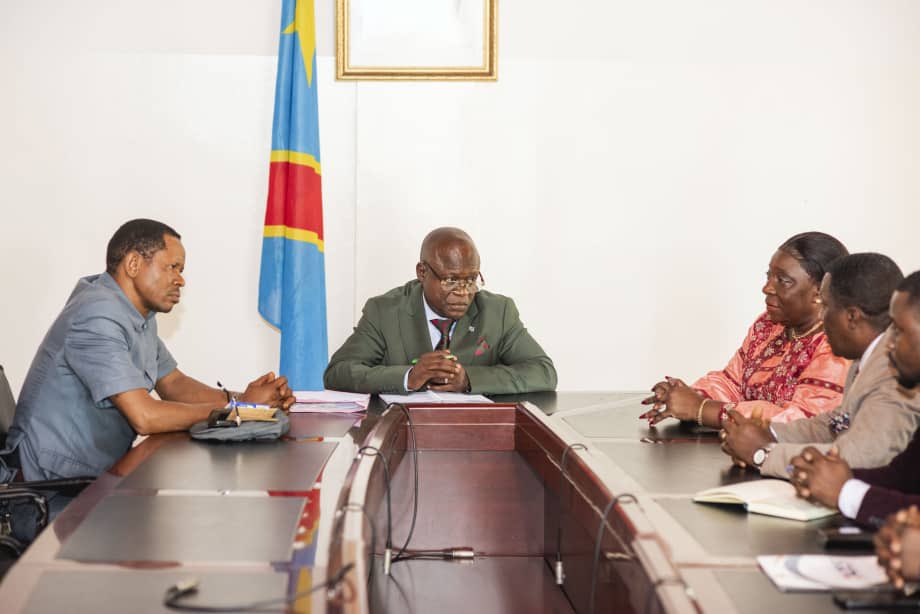 azesrdc's tweet image. MISSION DE L’AZES À MBUJI-MAYI 
La délégation, menée par Madame la PCA et Monsieur le DGA, a été reçue par le Gouverneur intérimaire du Kasaï Oriental. Les échanges ont porté sur l’identification d’un site pour l’implantation d’une Zone Économique Spéciale dans la province.

👉…