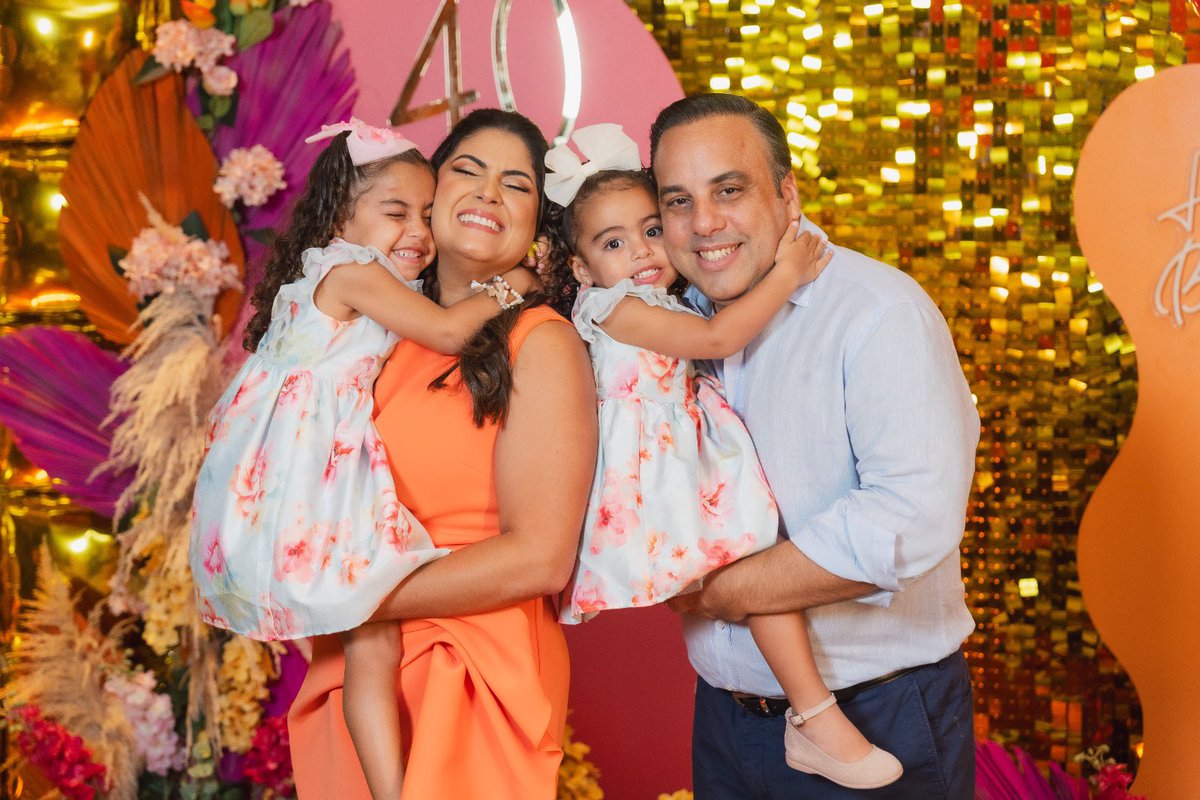 La familia es el mayor tesoro que Dios nos regala. Judit Alicia (<a href="/JuditArbaje/">Judit Arbaje</a> ), Jimena Alicia y Julieta Amelia llenan mi vida de amor, propósito y esperanza. Ellas son mi hogar, mi alegría diaria y mi razón de dar siempre lo mejor. Hoy, en el Día de la Familia, agradezco a Dios