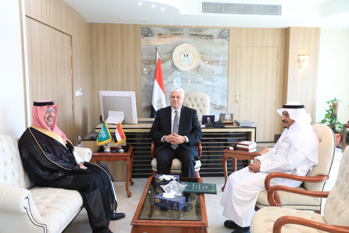 KSAembassyEG's tweet image. التقى سفير خادم الحرمين الشريفين لدى جمهورية مصر العربية، الأستاذ صالح بن عيد الحصيني،بمعالي وزير  التعليم العالي والبحث العلمي ، أ.د محمد أيمن عاشور، وذلك بحضور القائم بأعمال الملحقية الثقافية، أ.د. منصور بن زيد الخثلان. وجرى خلال اللقاء بحث عددٍ من الموضوعات ذات الاهتمام…