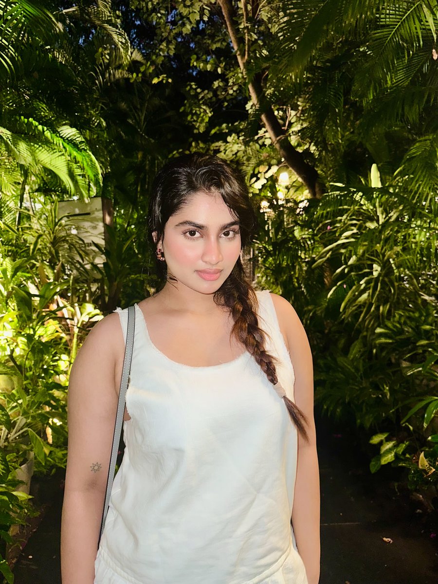 Weekendvibes_'s tweet image. Shivani Narayanan 🤍

#Shivani #ShivaniNarayanan