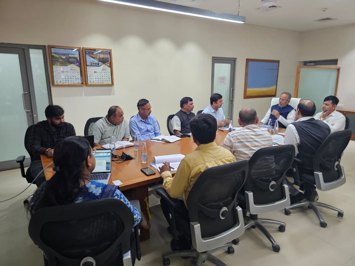 arjunmodhwadia's tweet photo. આજરોજ ગાંધીનગર સ્વર્ણિમ સંકુલ -1 ખાતે ક્લાયમેટ ચેન્જ વિભાગના અધિકારીઓ સાથે બેઠક યોજીને વિભાગની વિવિધ યોજનાઓ અંગે ચર્ચા કરીને આગામી આયોજનો અંગે માહિતી આપી. 

બેઠકમાં ક્લાઈમેટ એકશન ટ્રેકર ડેશબોર્ડ, GEDAની સરકારી ઇમારતો પર સોલાર રૂફટોપ, બેટરી સંચાલિત વાહનો, સંસ્થાકીય બાયોગેસ પ્લાન્ટ અને સોલાર વોટર હિટિંગ સિસટમ્સ જેવી વિવિધ મુખ્ય યોજનાઓ પર પરામર્શ કરવામાં આવ્યો. નવીનીકરણીય ઊર્જા ક્ષેત્રે ગુજરાત વધુ આગળ કઈ રીતે વધી શકે તે અંગે ચર્ચા કરવામાં આવી.