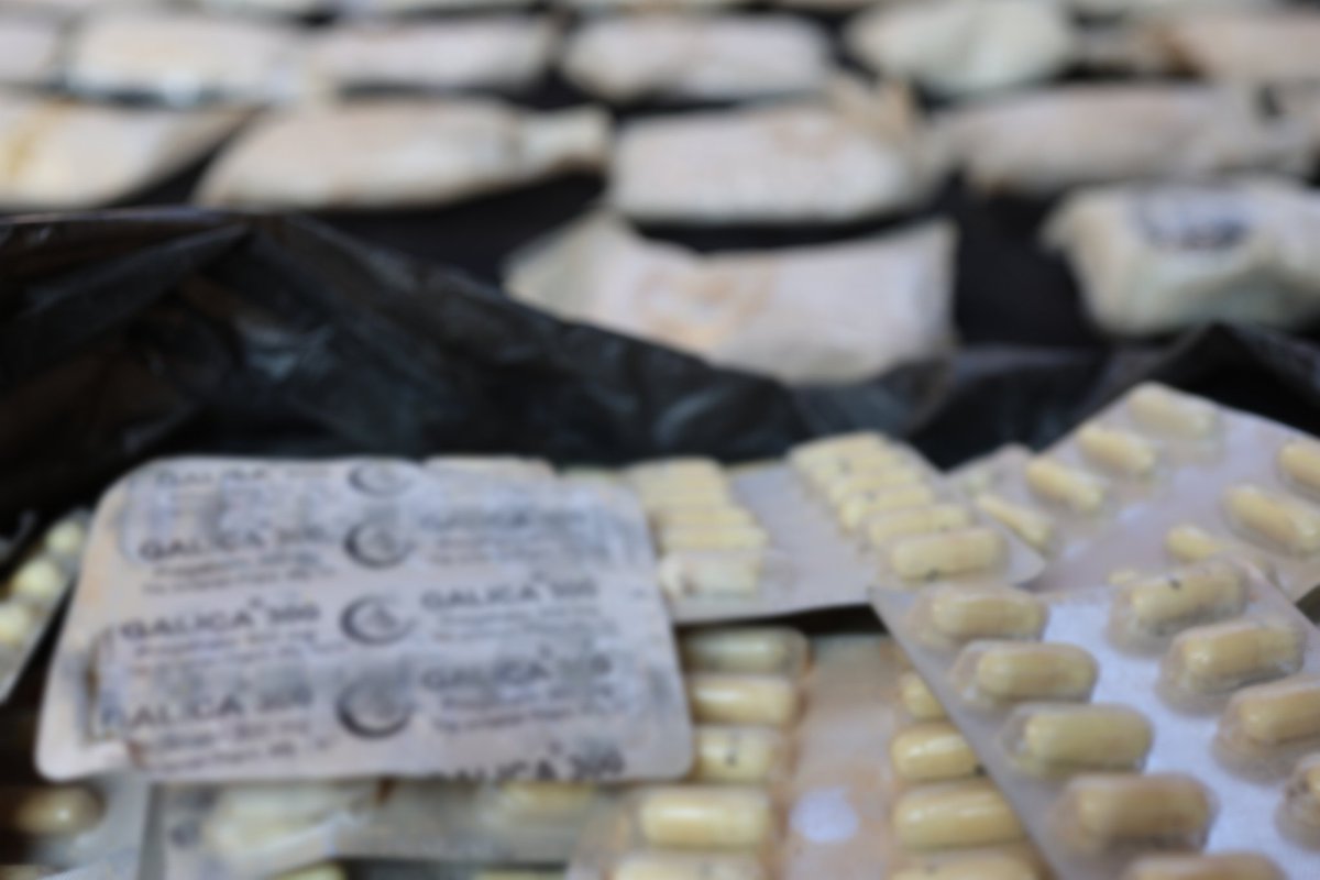 syrianmoi's tweet image. نفّذ فرع مكافحة المخدرات في البادية السورية عملية أمنية دقيقة، أسفرت عن ضبط كميات كبيرة ومتنوعة من المواد المخدّرة.

وشملت المضبوطات 246 ألف حبة كبتاغون، و105 كيلوغرامات من مادة الحشيش، إضافة إلى 500 حبة دوائية مخدّرة من نوع بيوغابلين، حيث جرى مصادرتها وفق الأصول القانونية.