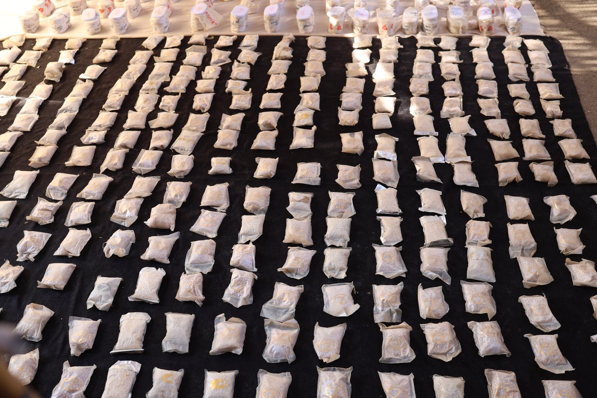 syrianmoi's tweet image. نفّذ فرع مكافحة المخدرات في البادية السورية عملية أمنية دقيقة، أسفرت عن ضبط كميات كبيرة ومتنوعة من المواد المخدّرة.

وشملت المضبوطات 246 ألف حبة كبتاغون، و105 كيلوغرامات من مادة الحشيش، إضافة إلى 500 حبة دوائية مخدّرة من نوع بيوغابلين، حيث جرى مصادرتها وفق الأصول القانونية.