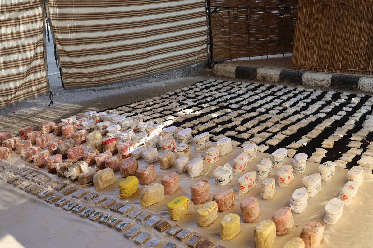 syrianmoi's tweet image. نفّذ فرع مكافحة المخدرات في البادية السورية عملية أمنية دقيقة، أسفرت عن ضبط كميات كبيرة ومتنوعة من المواد المخدّرة.

وشملت المضبوطات 246 ألف حبة كبتاغون، و105 كيلوغرامات من مادة الحشيش، إضافة إلى 500 حبة دوائية مخدّرة من نوع بيوغابلين، حيث جرى مصادرتها وفق الأصول القانونية.