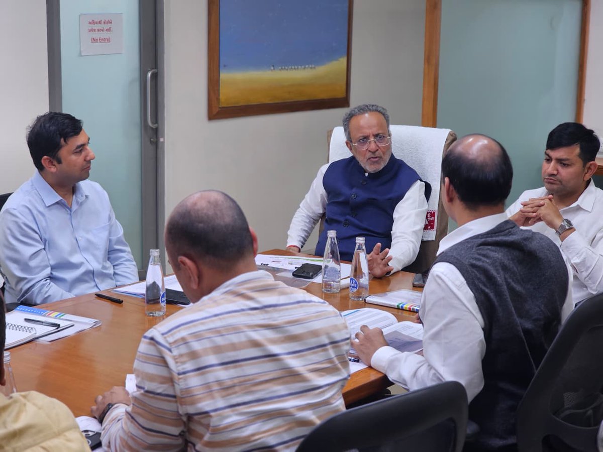 arjunmodhwadia's tweet photo. આજરોજ ગાંધીનગર સ્વર્ણિમ સંકુલ -1 ખાતે ક્લાયમેટ ચેન્જ વિભાગના અધિકારીઓ સાથે બેઠક યોજીને વિભાગની વિવિધ યોજનાઓ અંગે ચર્ચા કરીને આગામી આયોજનો અંગે માહિતી આપી. 

બેઠકમાં ક્લાઈમેટ એકશન ટ્રેકર ડેશબોર્ડ, GEDAની સરકારી ઇમારતો પર સોલાર રૂફટોપ, બેટરી સંચાલિત વાહનો, સંસ્થાકીય બાયોગેસ પ્લાન્ટ અને સોલાર વોટર હિટિંગ સિસટમ્સ જેવી વિવિધ મુખ્ય યોજનાઓ પર પરામર્શ કરવામાં આવ્યો. નવીનીકરણીય ઊર્જા ક્ષેત્રે ગુજરાત વધુ આગળ કઈ રીતે વધી શકે તે અંગે ચર્ચા કરવામાં આવી.