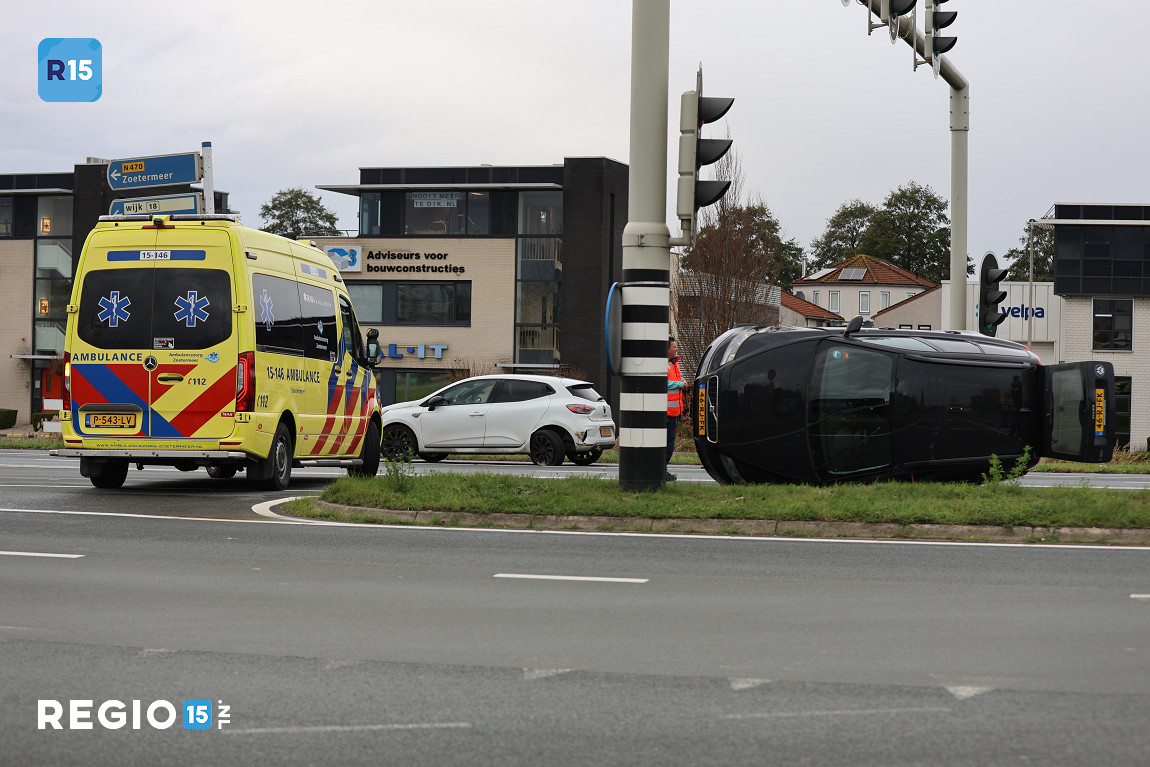 Auto op z'n zijkant na aanrijding