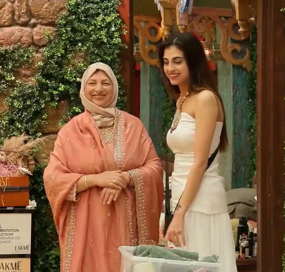 BiggBoss_Tak's tweet image. Finally, Farrhana Bhatt mother is here 😍

Retweet If Excited for mother and daughter reunion 🫂