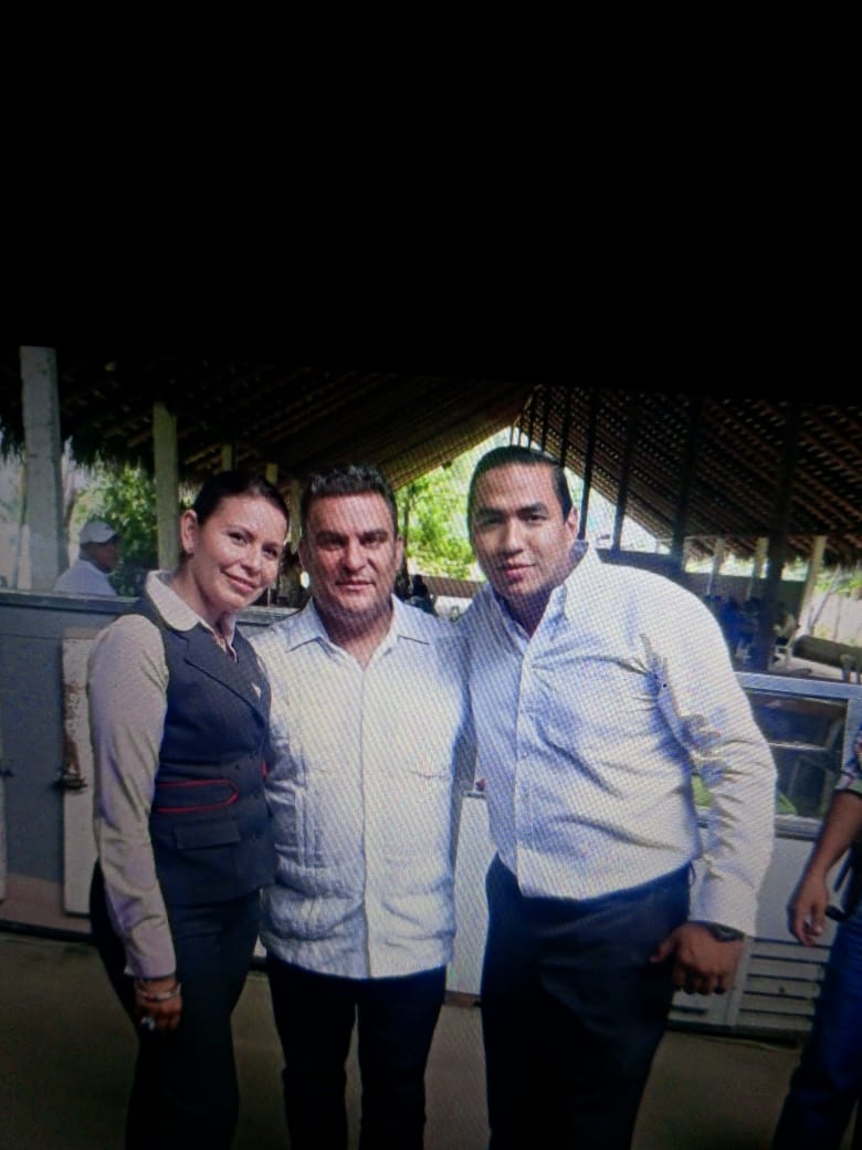 La revolucionaria Laura londoño, íntima de José Serrano hoy procesado, la que anda de gobierno en gobierno pescando y estafando a la gente, pidiéndole plata a políticos y alcaldes para su bolsillo. Ahora es directora del MAG en Manabí. Esta gente es la que le hace quedar mal.