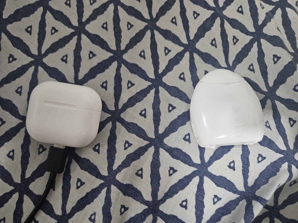 homofobiagratis's tweet image. confundi meu fone e levei o fio dental pro rolê sem qrer