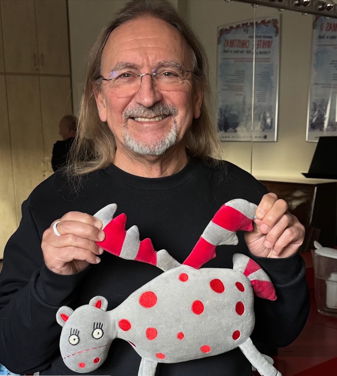 JozefPiekarczyk's tweet photo. Marek Piekarczyk w Żorach! ✨
Najpierw pełne humoru i wzruszeń spotkanie autorskie, a potem koncert, który porwał publiczność i udowodnił, że każdy występ artysty jest niepowtarzalny. 🎶
Na koniec – długie rozmowy, autografy i wspólne zdjęcia. A nasz Kulturek miał zaszczyt https://t.co/ukOLLHeDfn