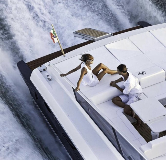 vivereveritas's tweet image. 📌 BECOME PRONOID

Pronoia describes a state of mind that is the opposite of paranoia.

Whereas a person suffering from paranoia feels that persons or entities are conspiring against them, a person experiencing pronoia believes that the world around them conspires to do them…