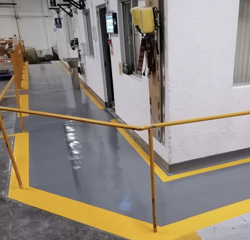 GRUPO_RECMEX's tweet image. Es fundamental dar la máxima seguridad en sus #oficinas con #pisos #epóxicos #antiderrapantes en todos sus #pasillos  #escaleras y áreas de usos generales.